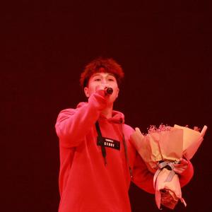 日本小伙在中国餐厅打到小女孩
